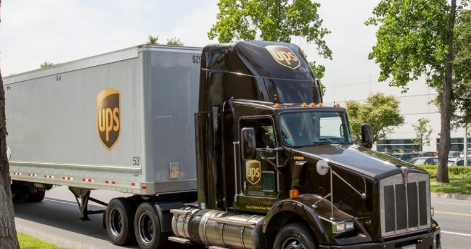 美国快递巨头UPS一架货运飞机坠毁，机上有三名