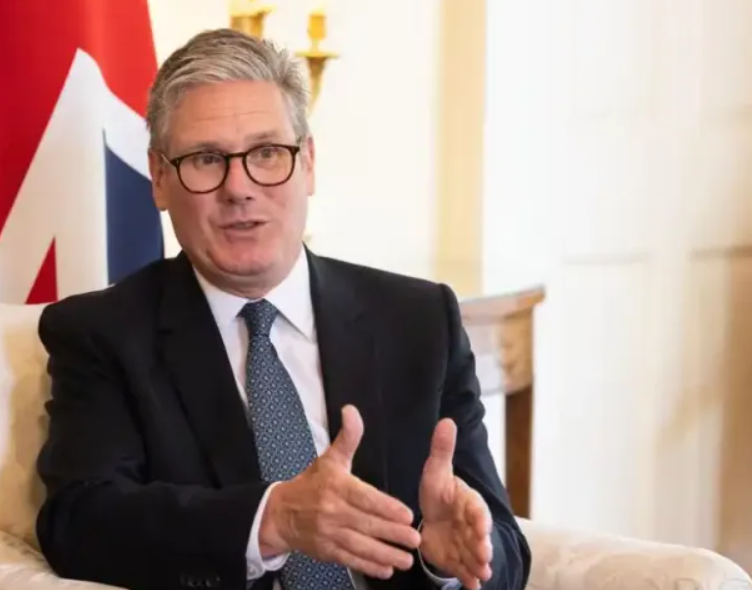 英国财相里夫斯将承诺拨款10亿英镑用于量子电脑